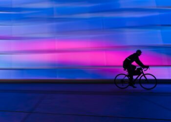 Eine humorvolle Auseinandersetzung mit dem Spin-Kurs: Meine erste Begegnung mit zwei Rädern, 45 Minuten und den Klängen von 50 Cent